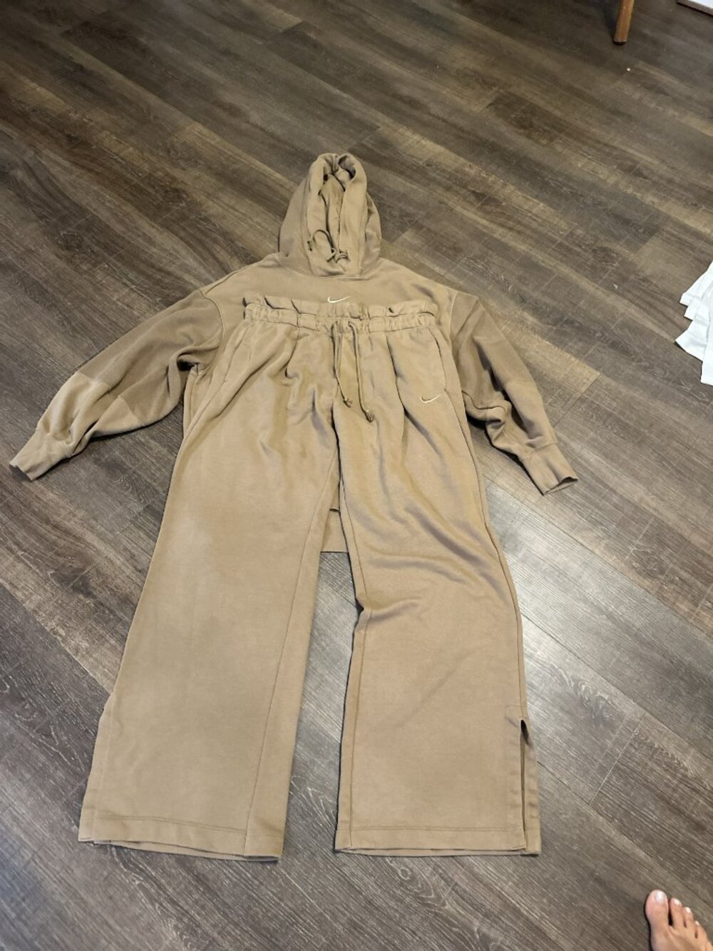 Nike hooded sweatshirt and matching wide-leg sweatpant Size Medium